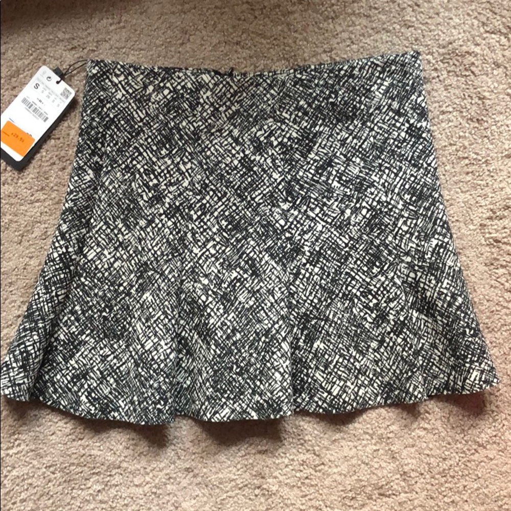 Zara Mini Skirt black white print modern flirty s